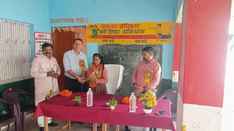 देवरिया की छात्रा छांगुरि बनी एक दिन की प्रधानाध्यापक, महिला सशक्तिकरण का दिया संदेश