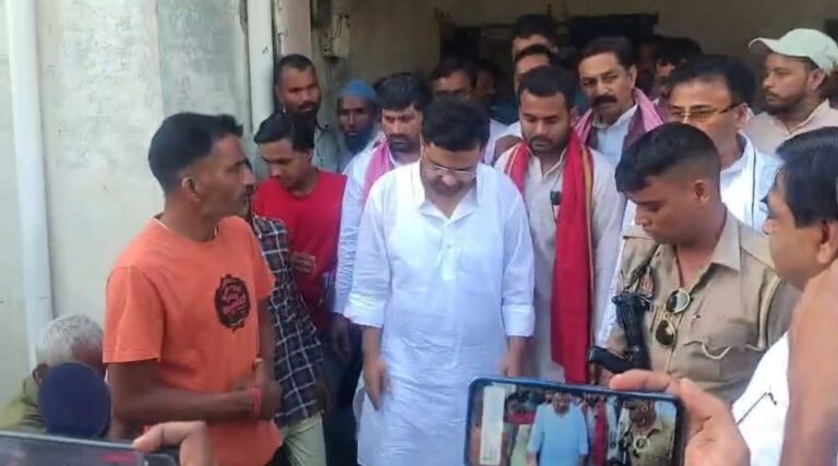 समाजवादी पार्टी का प्रतिनिधि मंडल शहीद अंतरिक्ष सिंह के परिवार से मिलकर जताया दुःख