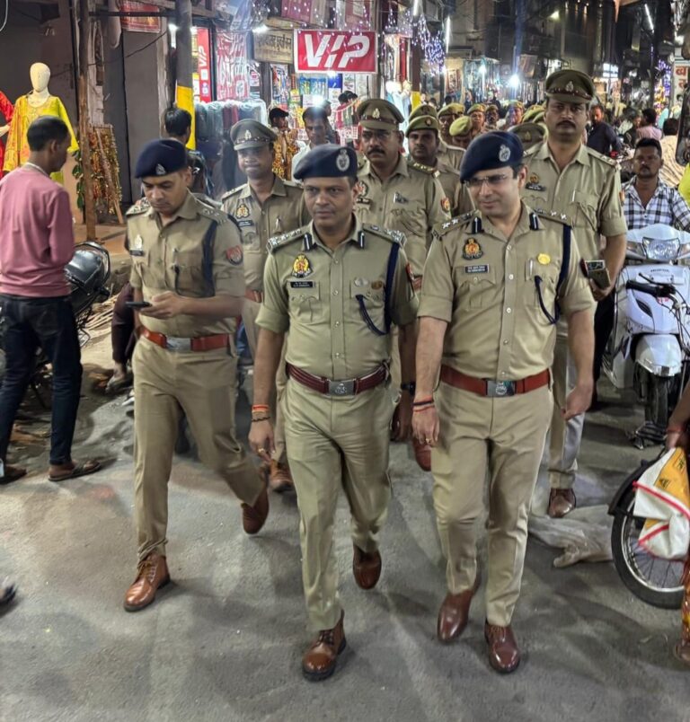 त्योहारों को देखते हुए डीआईजी और एसएसपी ने किया पैदल गश्त, सुरक्षा व्यवस्था का लिया जायज़