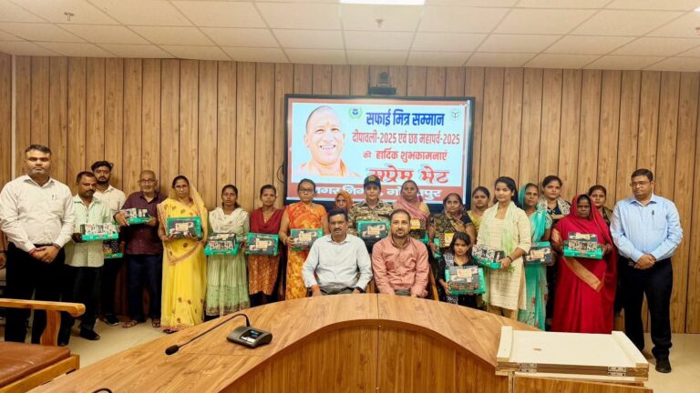 दीपावली पर नगर निगम कर्मियों को किया गया सम्मानित