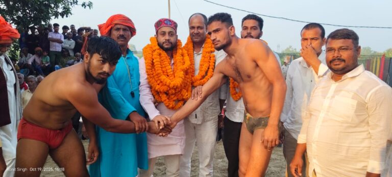परम्परागत कुश्ती दंगल में दिखा पहलवानों का दमखम