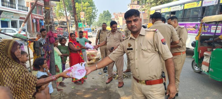 कोपागंज थाना प्रभारी की दीपावली पहल, गरीब जरूरतमंदों को बांटी मिठाइयां व पटाखे