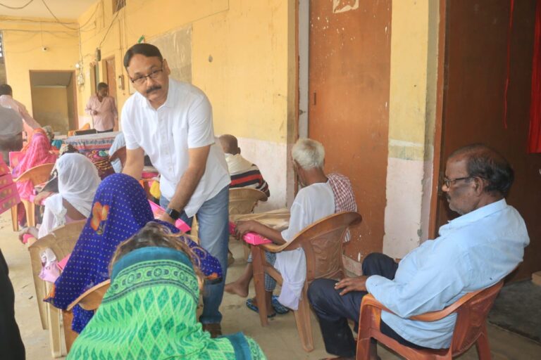 वृद्धाश्रम में बुजुर्गों संग दीपोत्सव की खुशियां साझा की डीएम ने