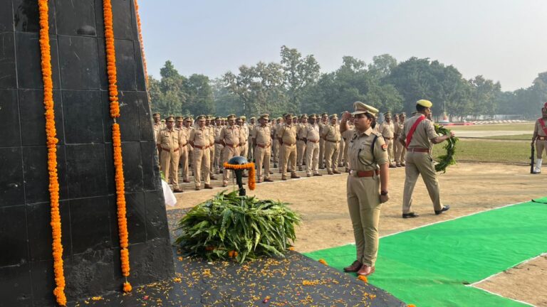 देवरिया पुलिस लाइन में पुलिस स्मृति दिवस पर शहीद जवानों को दी गई भावभीनी श्रद्धांजलि