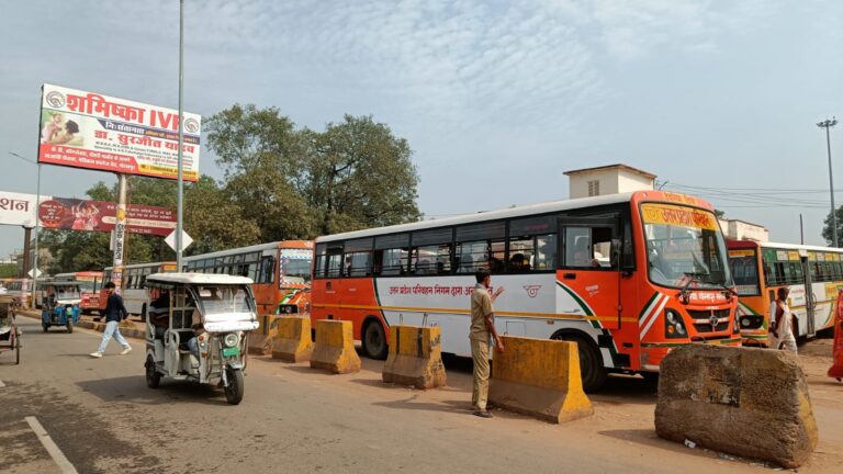रेलवे बस स्टैंड पर रोजाना जाम की समस्या से परेशान जनता
