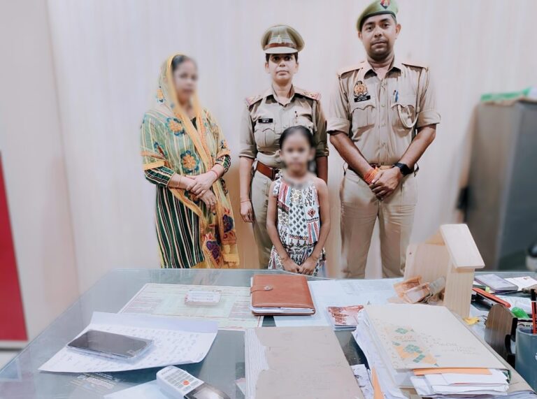 मां से बिछड़ी बच्ची को पुलिस ने दिलाई मुस्कान