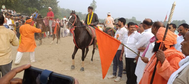 घुड़दौड़ में तूफान’ के आगे सब बेदम, जीता प्रथम स्थान दूसरे स्थान पर रहा लिटिल फ्लावर मऊ का घोड़ा