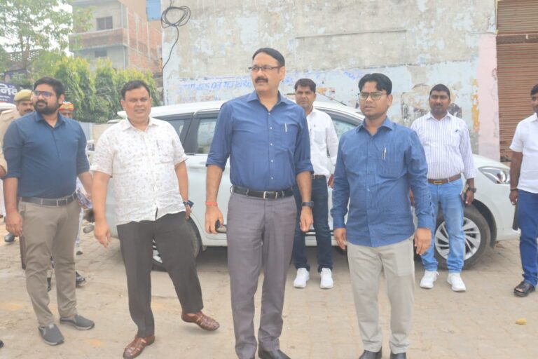 डीएम ने छठ पर्व को सकुशल सम्पन्न कराने हेतु पक्का पोखरा घाट का निरीक्षण किया