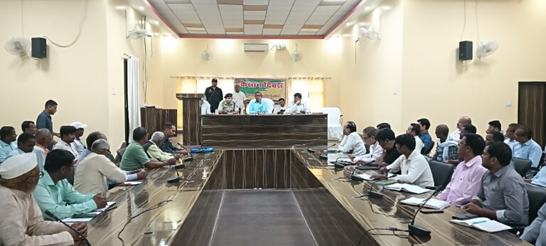 किसान दिवस पर डीएम ने सुनी किसानों की समस्याएं, खाद वितरण में सख्ती 9 दुकानों के लाइसेंस रद्द, 40 निलंबित