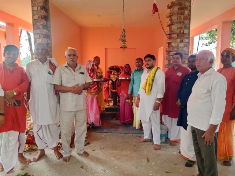 ग्रामवासियों के सहयोग से मंदिर का जीर्णोद्धार, मां काली की नवीन मूर्ति की विधिवत स्थापना