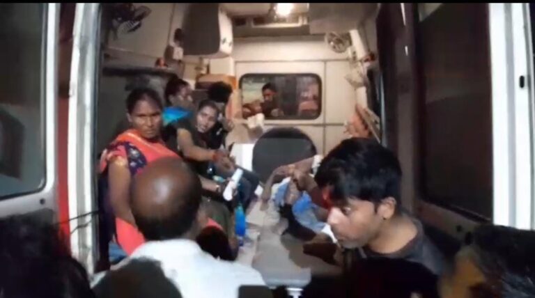 🚨 बापू इंटर कॉलेज के सामने दर्दनाक हादसा: ऑटो की भीषण टक्कर से युवक गंभीर, पैर टूटा; चालक फरार