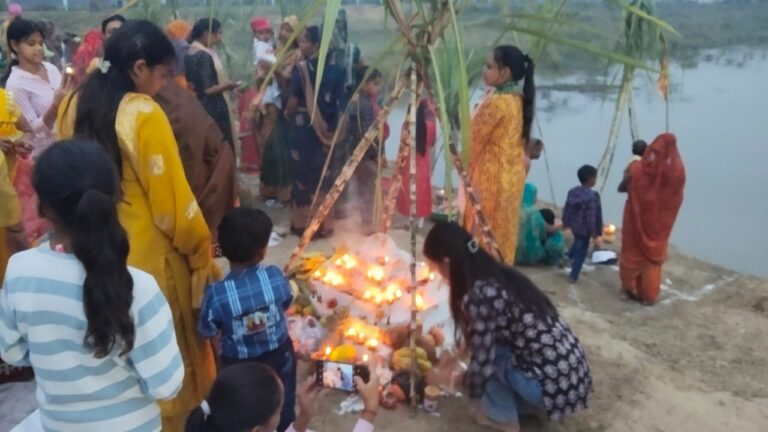 ढलते सूर्य देव को अर्ध्य अर्पित कर महिलाओं ने की आराधना