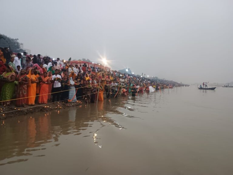 छठ पूजा में उमड़ा श्रद्धालुओं का सैलाब, प्रशासन रहा मुस्तैद