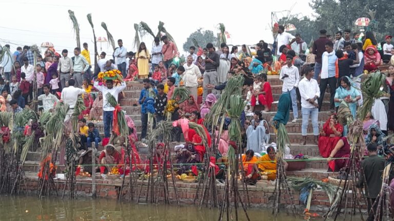 बूढ़ी मांगे नाती , तरुनी मांगे बेटा , बिटिया जे मांगेली भाई _ भतीजा