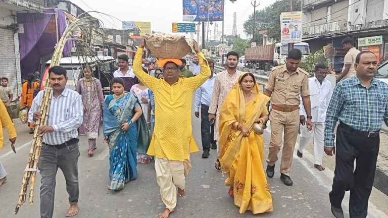 सूर्य उपासना में डूबे विधायक जय मंगल कन्नौजिया — परिवार संग निभाई लोक आस्था की परम्परा