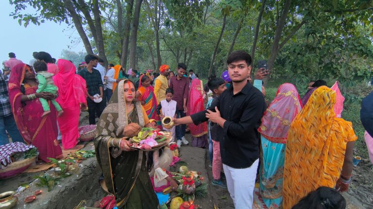 🌅 उगते सूर्य को अर्घ्य देकर व्रतिनों ने मांगी मंगल कामना, आस्था के सागर में डूबा रहा सिकंदरपुर