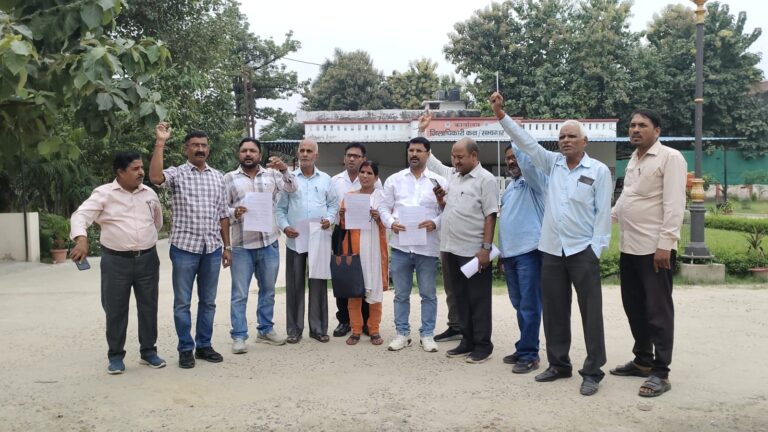 झारखंडी प्लांट एवं आवास बचाओ संघर्ष समिति ने जिला अधिकारी को सौपा ज्ञापन