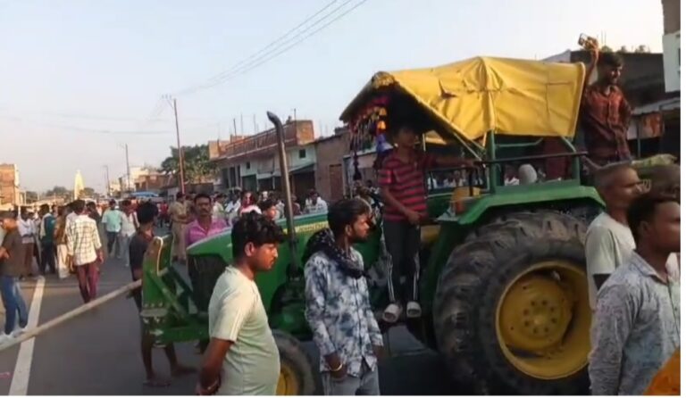 भाटपाररानी में युवक की हत्या: दूसरे दिन भी खाली हाथ पुलिस, गुस्साए नागरिकों ने सलेमपुर–मैरवा मार्ग किया जाम