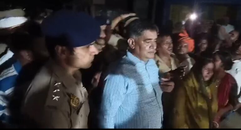 📰 साढ़े तीन घंटे बाद देर रात बहाल हुआ यातायात, मुख्य आरोपी की गिरफ्तारी न होने पर भड़का आक्रोश