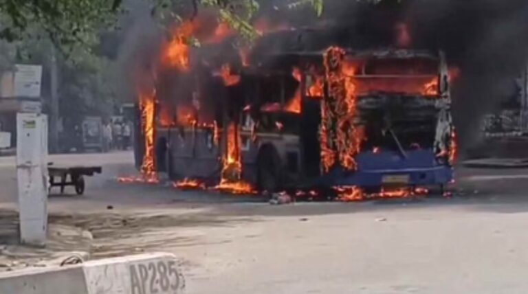 Delhi Bus Fire: मोरी गेट में DTC की इलेक्ट्रिक बस में लगी भीषण आग, मौके पर मचा हड़कंप