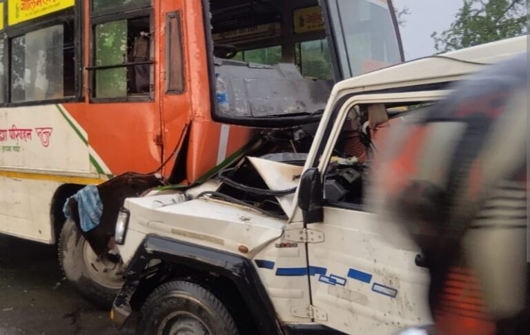 रोडवेज बस और क्रूजर की भिड़ंत, आठ घायल, तीन रेफर