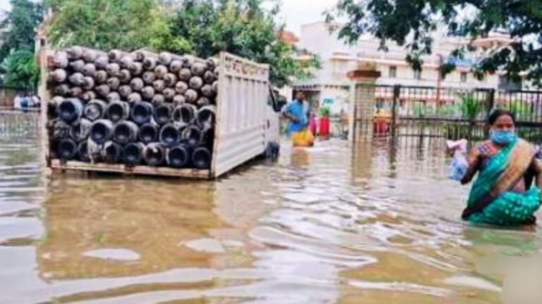 काशी में आफत की बारिश: 136 साल का रिकॉर्ड टूटा, BHU में जलभराव से ऑक्सीजन वाहन फंसा, इमरजेंसी में घुसा पानी