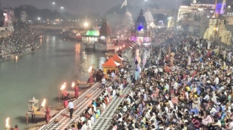 हरकी पैड़ी पर 17 दिन बाद लौटी गंगा, श्रद्धालुओं ने सुबह-सवेरे लगाई आस्था की डुबकी