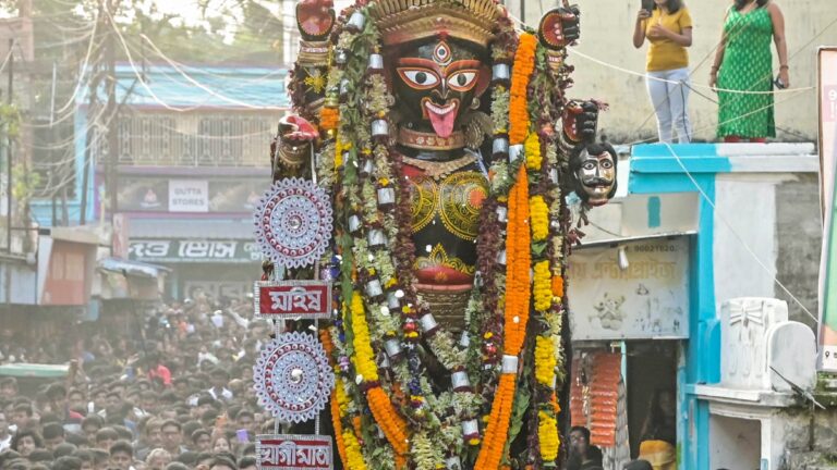 कटक में मूर्ति विसर्जन के दौरान बवाल: उपद्रवियों ने पुलिस पर किया हमला, डीसीपी समेत कई घायल; इंटरनेट सेवा 24 घंटे के लिए बंद