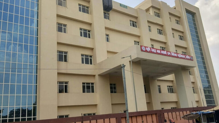 📰 देवरिया मेडिकल कॉलेज की पानी की टंकी में मिला अज्ञात व्यक्ति का शव, हत्या की आशंका से मचा हड़कंप