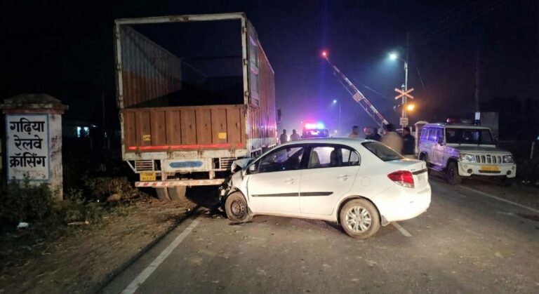 तेज रफ्तार कार खड़े ट्रेलर में टकरा गई। दुर्घटना में कार में सवार एक युवक की मौत