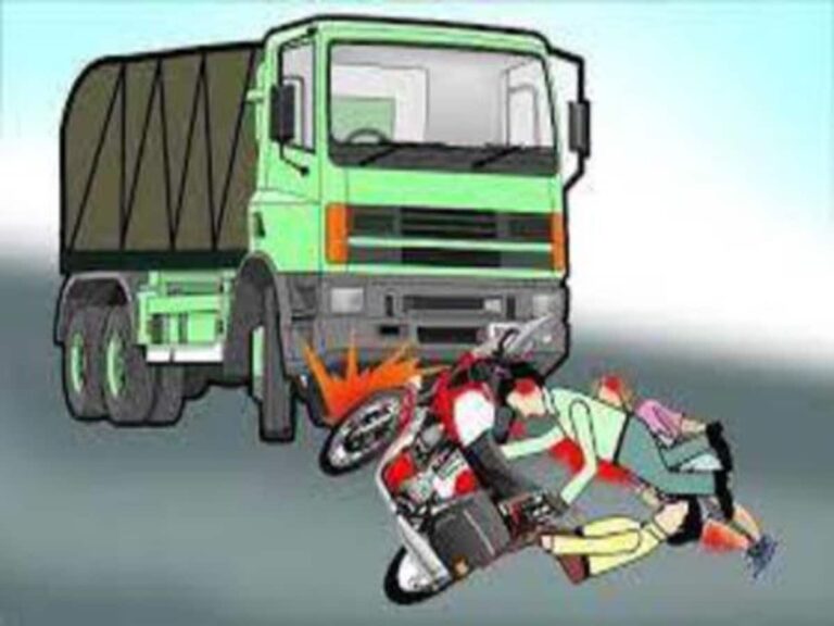 खड़े डंपर से टकराई बाइक, पति की मौत – पत्नी गंभीर