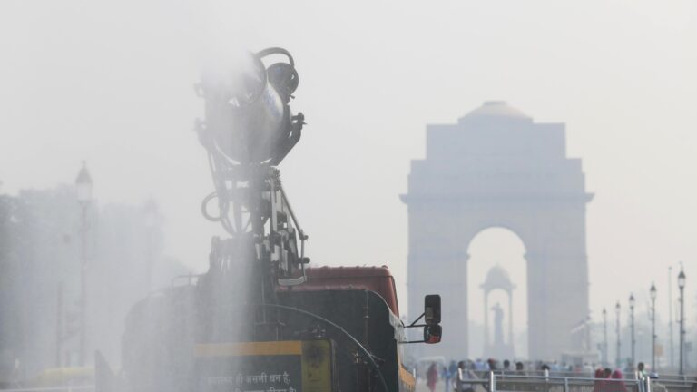 दिल्ली में जानलेवा स्मॉग का कहर जारी: AQI 400 के करीब पहुँचकर बिगड़ी हवा, एनसीआर में भी संकट गहराया