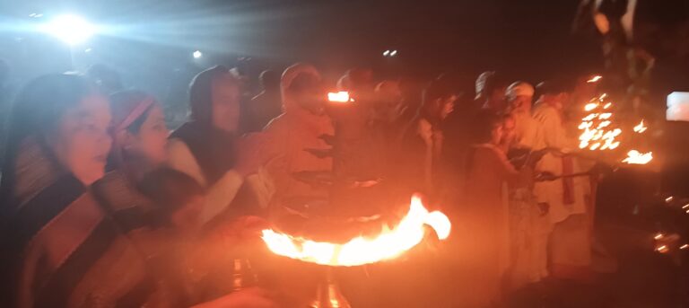 कार्तिक पूर्णिमा पर सरयू तट बिड़हर घाट पर आस्था का उमड़ा सैलाब, दीपोत्सव में हजारों दीपों से झिलमिलाया घाट