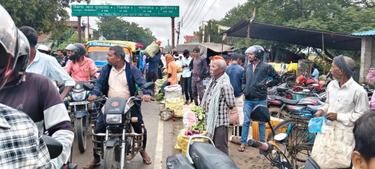 मंडी समिति की लापरवाही से मुख्य सड़क पर रोज लग रहा भीषण जाम, राहगीर और किसान बेहाल