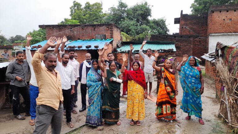 सड़क व नाली को लेकर लोगों ने किया प्रदर्शन