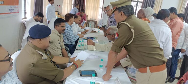 संपूर्ण समाधान दिवस मे 83 शिकायतों में 05 का निस्तारण, 02 शिकायतों के निस्तारण हेतु मौके पर भेजी गई टीम