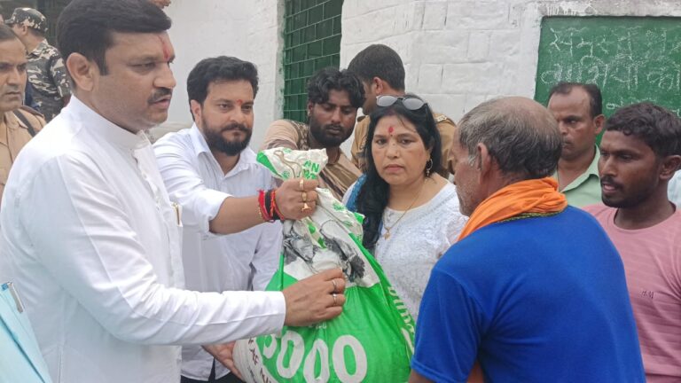 ग्राम भरथापुर का सांसद व विधायक ने किया भ्रमण