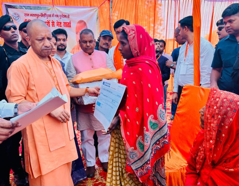 मुख्यमंत्री ने नाव दुर्घटना भरथापुर क्षेत्र का किया हवाई सर्वेक्षण प्रभावित परिवारों से भेंट कर व्यक्त की संवेदना