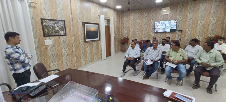 सहजनवा-दोहरीघाट रेल परियोजना को गति देने के निर्देश, सीआरओ हिमांशु वर्मा ने अधिकारियों संग की समीक्षा बैठक