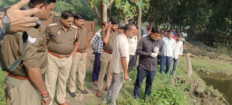 घर से निकले युवक का शव गड्ढे में मिला, पुलिस और फोरेंसिक टीम जांच में जुटी