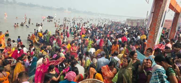 कार्तिक पूर्णिमा पर दोहरीघाट सरयू तट पर उमड़ा आस्था का सैलाब, श्रद्धालुओं ने लगाई डुबकी, मेले में दिखी लोकसंस्कृति की झलक