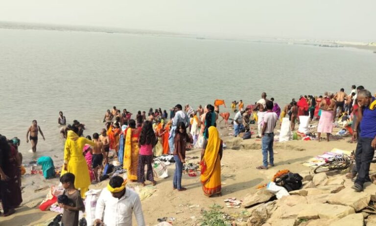 गंगा घाटों पर श्रद्धालुओं की भारी भीड़