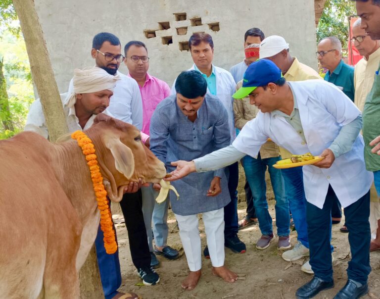देवरिया में आयोजित पशु आरोग्य मेला में 324 पशुओं का हुआ उपचार, किसानों को दी गई सरकारी योजनाओं की जानकारी