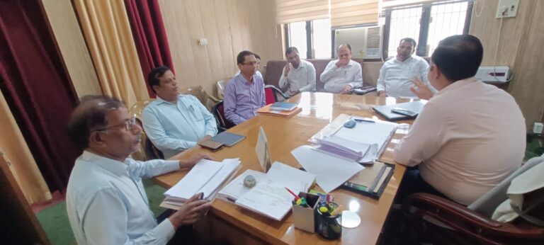फैमिली आईडी कार्य में लापरवाही पर एडीएम सिटी ने लगाई फटकार