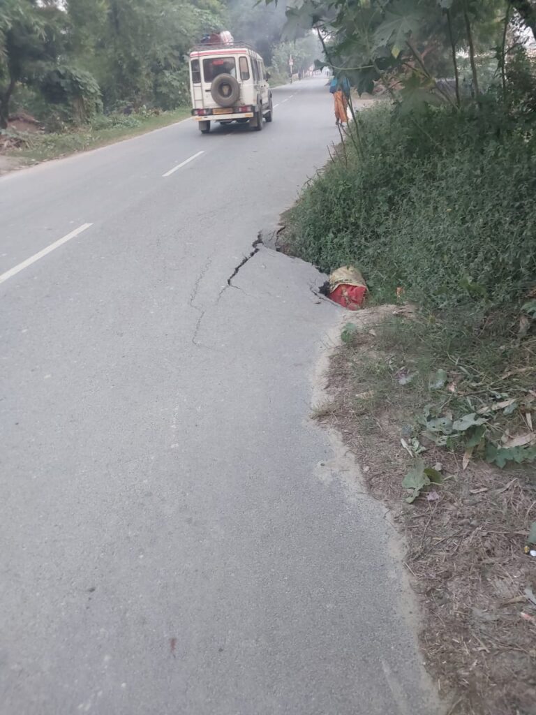 सिकंदरपुर-मनियर मार्ग जगह-जगह टूटा, राहगीरों को हो रही भारी परेशानी