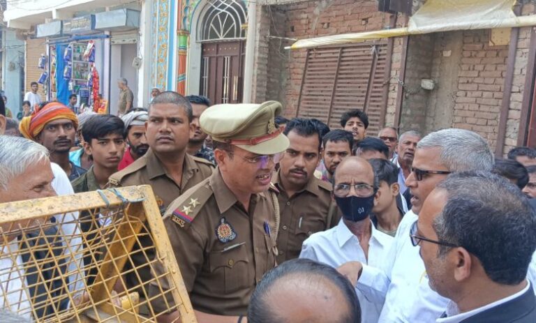 अधिवक्ताओं ने सड़क जाम कर किया प्रदर्शन, अतिक्रमण हटाने और कोर्ट परिसर की समस्याओं पर जताया रोष