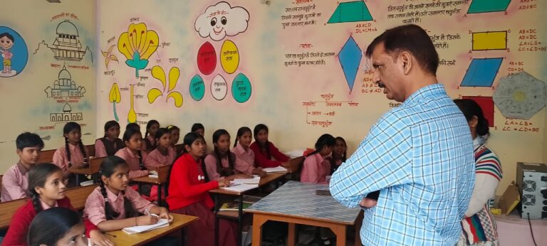 डीएम ने कस्तूरबा गांधी विद्यालय कोपागंज व प्राथमिक विद्यालय खुंखुदवा का किया आकस्मिक निरीक्षण