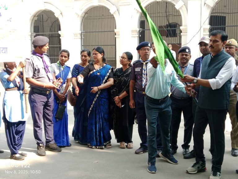 वंदे मातरम के 150 वर्ष पूर्ण होने पर छात्रों की रैली को जिलाधिकारी ने दिखाई हरी झंडी