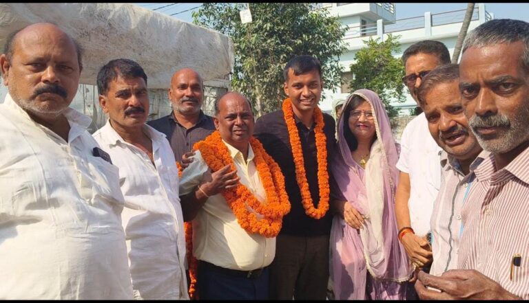 भारतीय रिजर्व बैंक के प्रबंधक आयुष कुमार सिंह का गांव में हुआ भव्य स्वागत