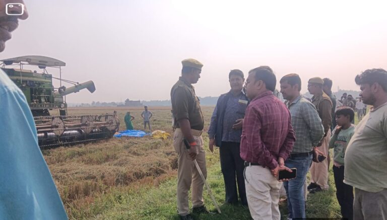 पराली जलाने पर प्रशासन की सख्त कार्रवाई- फरेंदा तहसील में 24 किसानों पर जुर्माना, दो कंबाइन मशीनें सीज